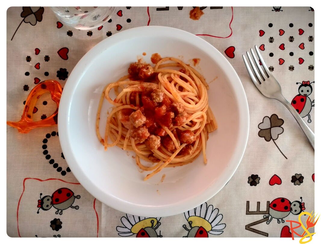 چھوٹی meatballs کے ساتھ سپتیٹی اطالوی پاستا چٹنی