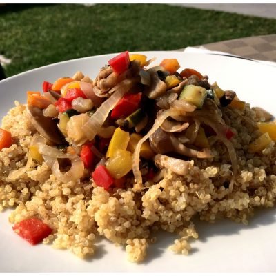 recepti Izbrano - Kvinoja zelenjave solata s papriko bučke in gobe